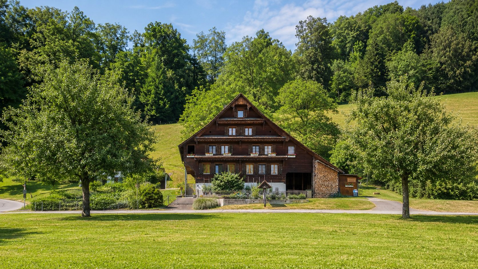 Der Hofladen Hofrüti in Horw, umgeben von Wiesen und Wald